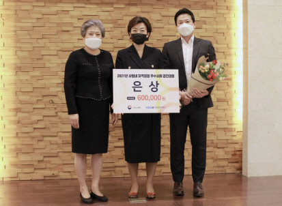 지난 22일 대전 가양동 소재 선샤인 호텔에서 열린 '2021 사업내 자격검정 우수사례 경진대회 수상기업 시상식'에서 남기영 쿠팡 로지스틱스 HRD 부문 상무(가운데), 김혜경 한국산업인력공단 이사(왼쪽)가 기념촬영을 하고 있다. 쿠팡 제공